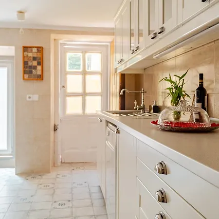 Graca Private Garden Apt, Close To Tram 28, Views & Sao Jorge Castle