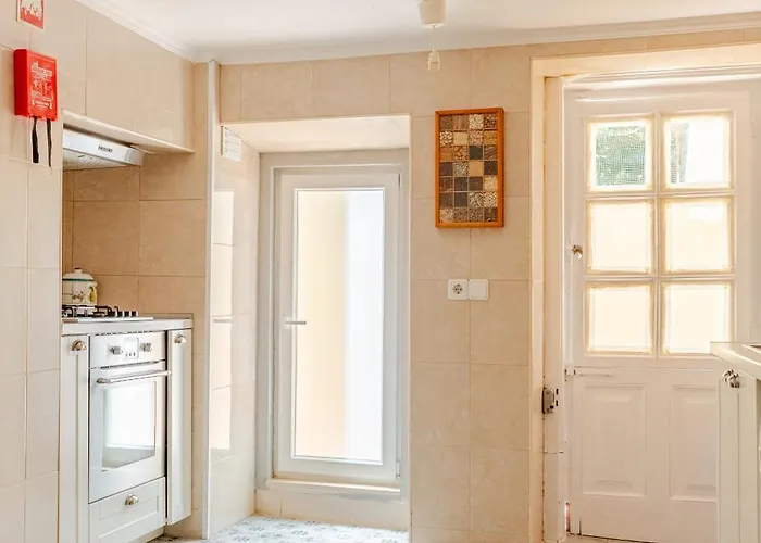 Lisbon Garden Stays, Apt close to Tram 28, Views&São Jorge Castle *