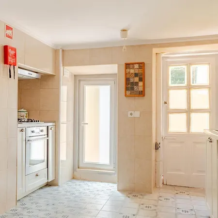 Graca Private Garden Apt, Close To Tram 28, Views & Sao Jorge Castle *