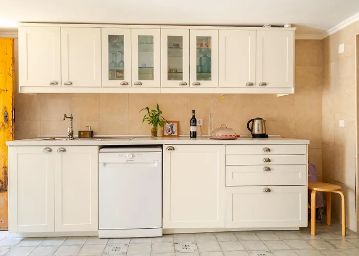 Lisbon Garden Stays, Apt Close To Tram 28, Views & Sao Jorge Castle *