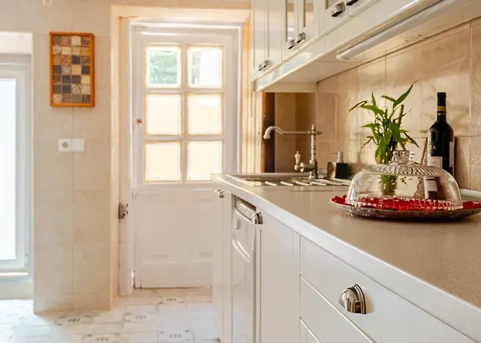 Lisbon Garden Stays, Apt Close To Tram 28, Views & Sao Jorge Castle